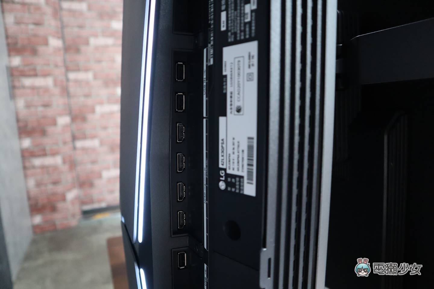 开箱|想电视变成曲面就用遥控器按!全球首款可调式曲面 LG OLED Flex 电视,也是电竞萤幕喔! 内容图12 潮品文-大潮社旗下实时最新热点娱乐时尚数码等新闻资讯网站! 开箱|想电视变成曲面就用遥控器按!全球首款可调式曲面 LG OLED Flex 电视,也是电竞萤幕喔!