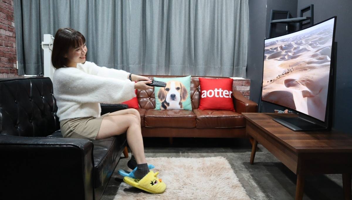 开箱｜想电视变成曲面就用遥控器按！全球首款可调式曲面 LG OLED Flex 电视，也是电竞萤幕喔！