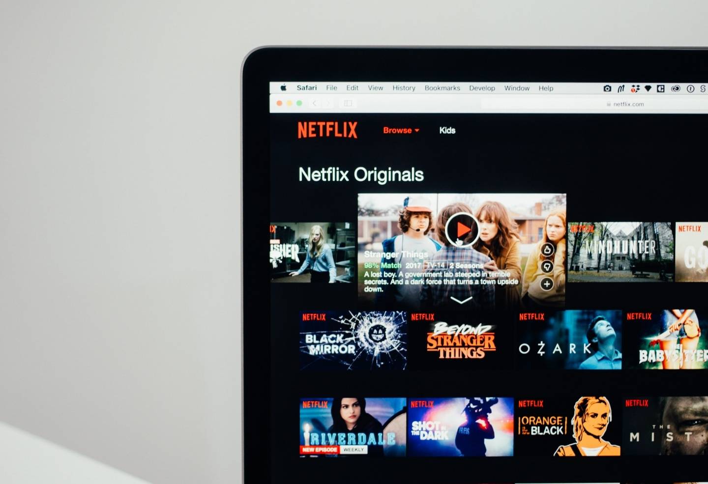 Netflix‘ 共用帐号 ’四大 QA 一次看!如何验证装置?方案仅限同住用户?出门旅行怎么办? 内容图3 潮品文-大潮社旗下实时最新热点娱乐时尚数码等新闻资讯网站! Netflix‘ 共用帐号 ’四大 QA 一次看!如何验证装置?方案仅限同住用户?出门旅行怎么办?