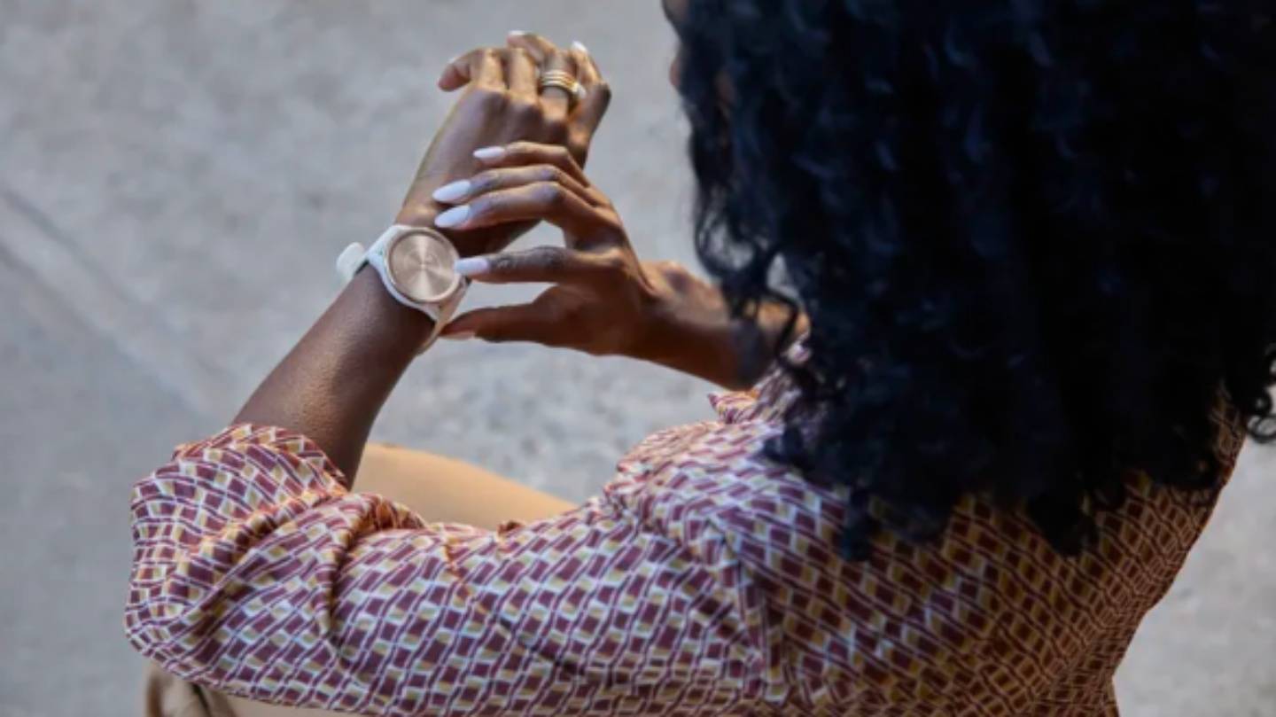 Garmin 新款智慧腕表 vívomove Trend 亮相!外型时尚俐落 还加入了无线充电功能 内容图2 潮品文-大潮社旗下实时最新热点娱乐时尚数码等新闻资讯网站! Garmin 新款智慧腕表 vvomove Trend 亮相!外型时尚俐落 还加入了无线充电功能