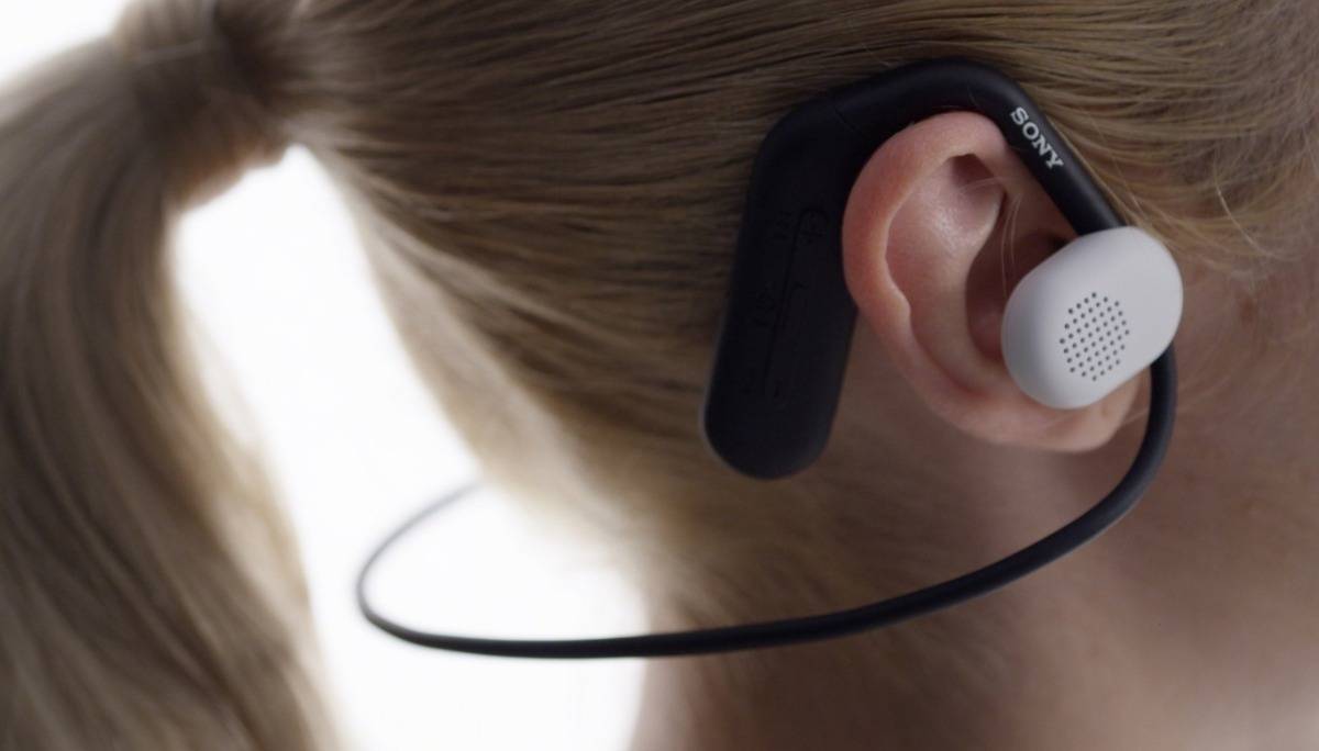 Sony 新款运动耳机 WI-OE610 在台上市！采用离耳式悬浮设计 跑起步来更轻盈
