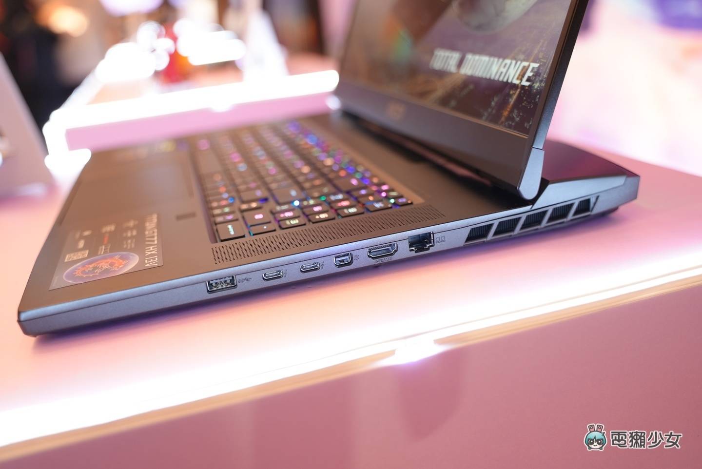 出门|旗舰机皇 17 万元 Titan GT77 登场!大好评商务 Prestige 系列出 13 吋 990 克轻薄笔电,新电竞系列诞生 内容图3 潮品文-大潮社旗下实时最新热点娱乐时尚数码等新闻资讯网站! 出门|旗舰机皇 17 万元 Titan GT77 登场!大好评商务 Prestige 系列出 13 吋 990 克轻薄笔电,新电竞系列诞生