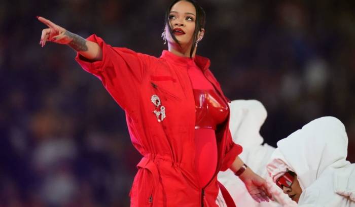 Style I 天后Rihanna全红亮相超级杯，立体马甲、红色大衣都有来头？ 更多热点 图1张