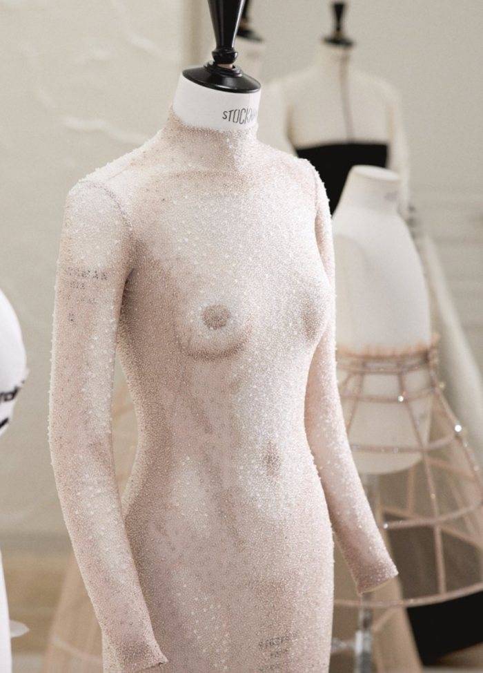 Style I “裸装”礼服并非卖弄性感，看懂背后寓意再说话！ 更多热点 图2张