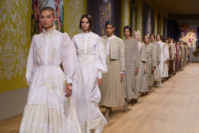 Style I 蔡天凤不只是名媛,还是高级订制收藏家,一件衣服能买一套房? 内容图3 潮品文-大潮社旗下实时最新热点娱乐时尚数码等新闻资讯网站! Dior是高级定制行列一员