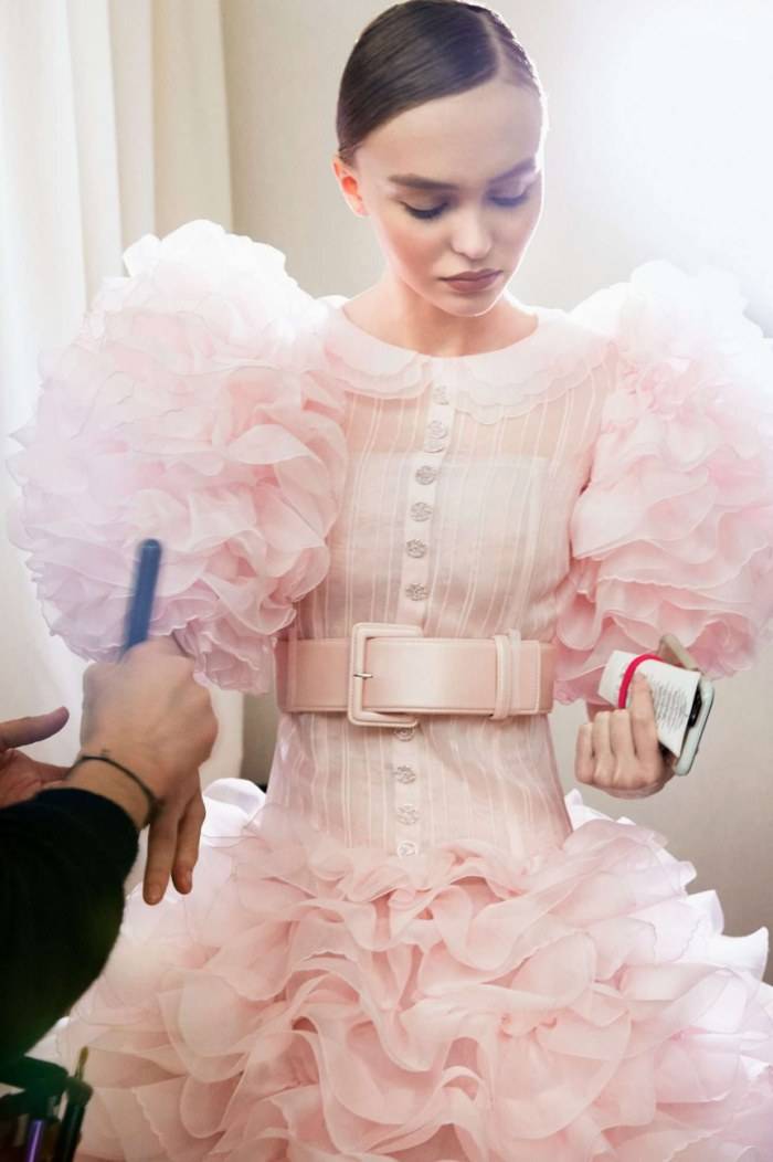 Style I 蔡天凤不只是名媛,还是高级订制收藏家,一件衣服能买一套房? 内容图4 潮品文-大潮社旗下实时最新热点娱乐时尚数码等新闻资讯网站! 高级定制服都是独特设计、重工艺、材质昂贵的服装作品