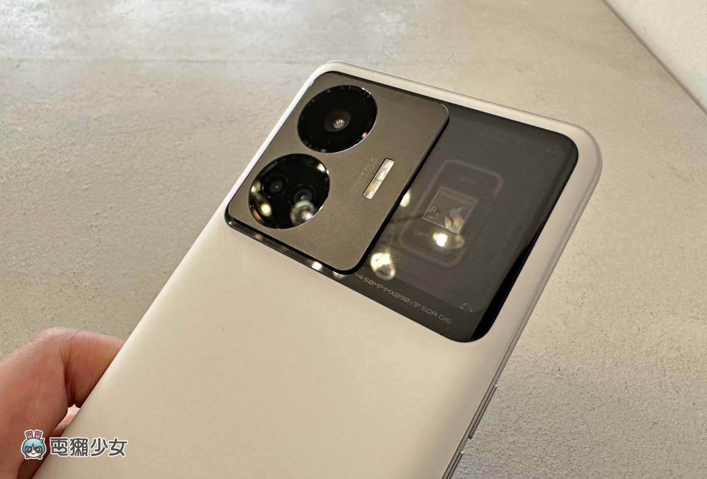 出门|realme GT3 快速动眼看!具备 240W 超级闪充 还有超炫的 RGB 灯效 内容图6 潮品文-大潮社旗下实时最新热点娱乐时尚数码等新闻资讯网站! 出门|realme GT3 快速动眼看!具备 240W 超级闪充 还有超炫的 RGB 灯效