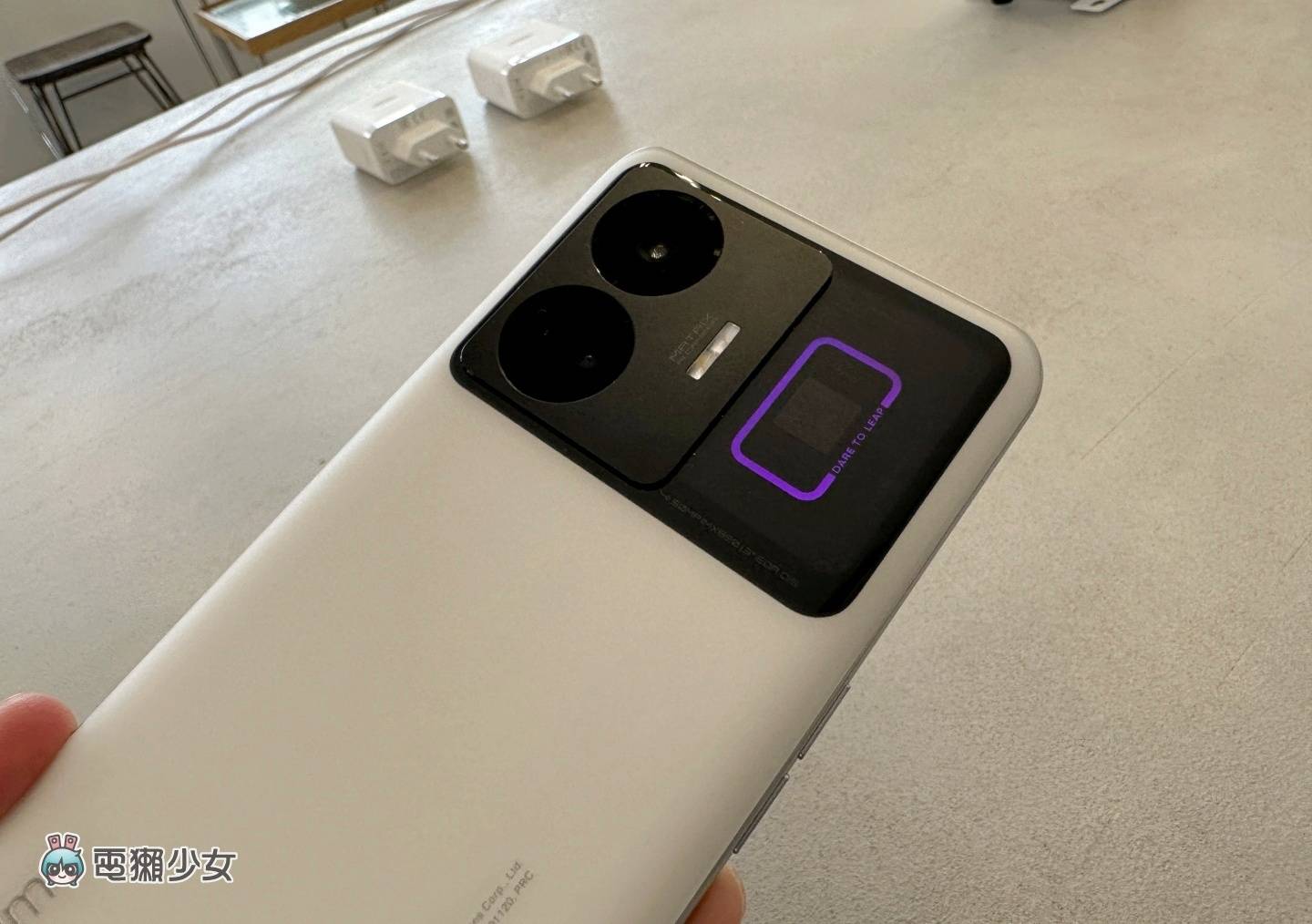 出门|realme GT3 快速动眼看!具备 240W 超级闪充 还有超炫的 RGB 灯效 内容图7 潮品文-大潮社旗下实时最新热点娱乐时尚数码等新闻资讯网站! 出门|realme GT3 快速动眼看!具备 240W 超级闪充 还有超炫的 RGB 灯效