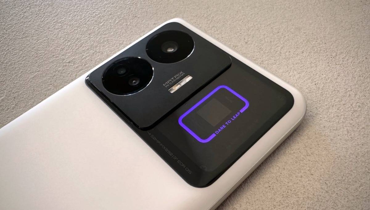 出门｜realme GT3 快速动眼看！具备 240W 超级闪充 还有超炫的 RGB 灯效