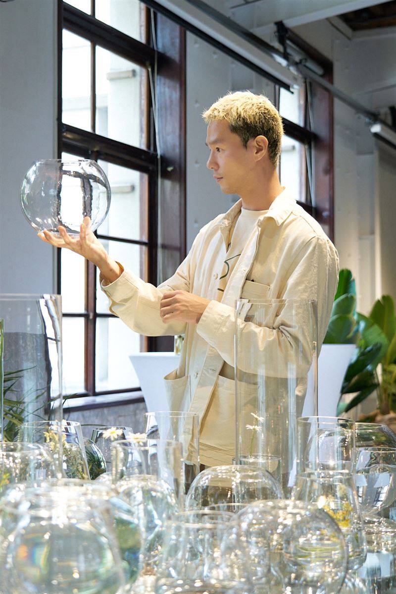 丁春诚以大量透明材质展现出“植居体验”。（图／策展事务所提供）