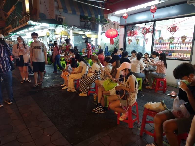 App I 曼谷旅行不用牺牲男友排队等吃了！教你用“Queuing Service”直接进餐厅用餐！ 更多热点 图2张