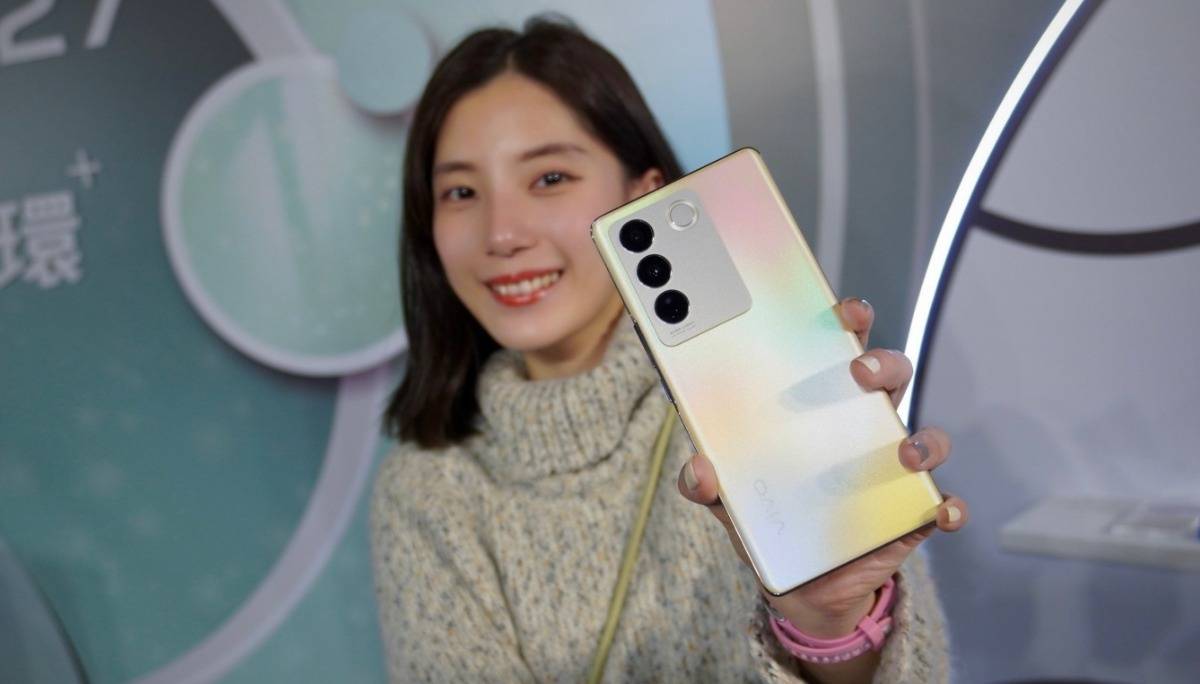 出门｜vivo V27 5G 人像旗舰机来啦！具备全新的‘ 时尚柔光环 ’不管多黑怎么拍都好看