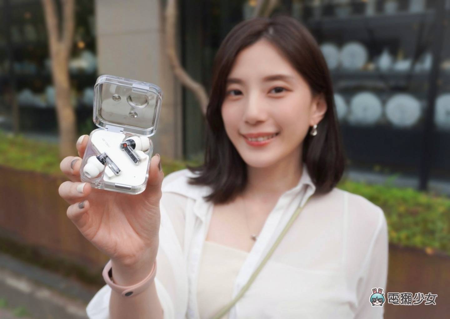 开箱|Nothing Ear (2) 透明外壳依旧吸睛!具备主动降噪和舒适至极的配戴体验 内容图1 潮品文-大潮社旗下实时最新热点娱乐时尚数码等新闻资讯网站! 开箱|Nothing Ear (2) 透明外壳依旧吸睛!具备主动降噪和舒适至极的配戴体验