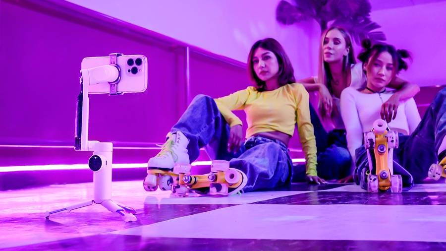 手机专用的三轴稳定器!Insta360 Flow 摄影新品上市内建三脚架、自拍杆与移动电源 内容图1 潮品文-大潮社旗下实时最新热点娱乐时尚数码等新闻资讯网站! 手机专用的三轴稳定器!Insta360 Flow 摄影新品上市内建三脚架、自拍杆与移动电源