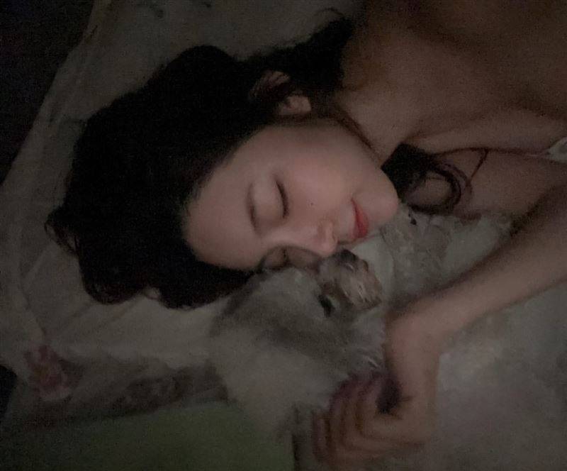 宁宁晒出闭眼裸睡自拍，头倚靠着“家人”。（图／翻摄自赵采瑄 IG）&nbsp;