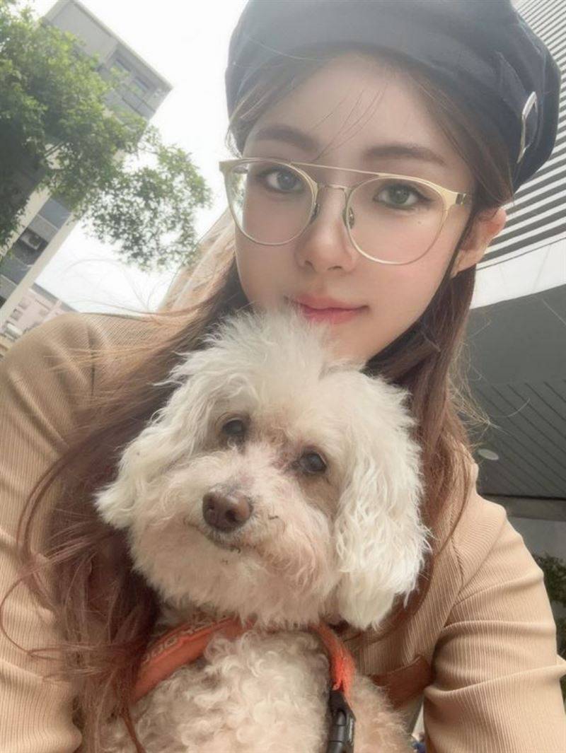 宁宁与15岁爱犬“哈尼”。（图／翻摄自赵采瑄 IG）&nbsp;