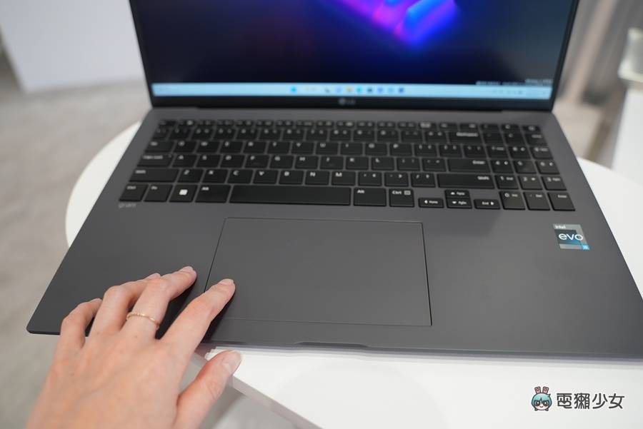 开箱|超轻款大萤幕商务笔电 LG gram 16 吋,通过 Intel Evo 认证与军规认证,2023 效能更新版 内容图6 潮品文-大潮社旗下实时最新热点娱乐时尚数码等新闻资讯网站! 开箱|超轻款大萤幕商务笔电 LG gram 16 吋,通过 Intel Evo 认证与军规认证,2023 效能更新版