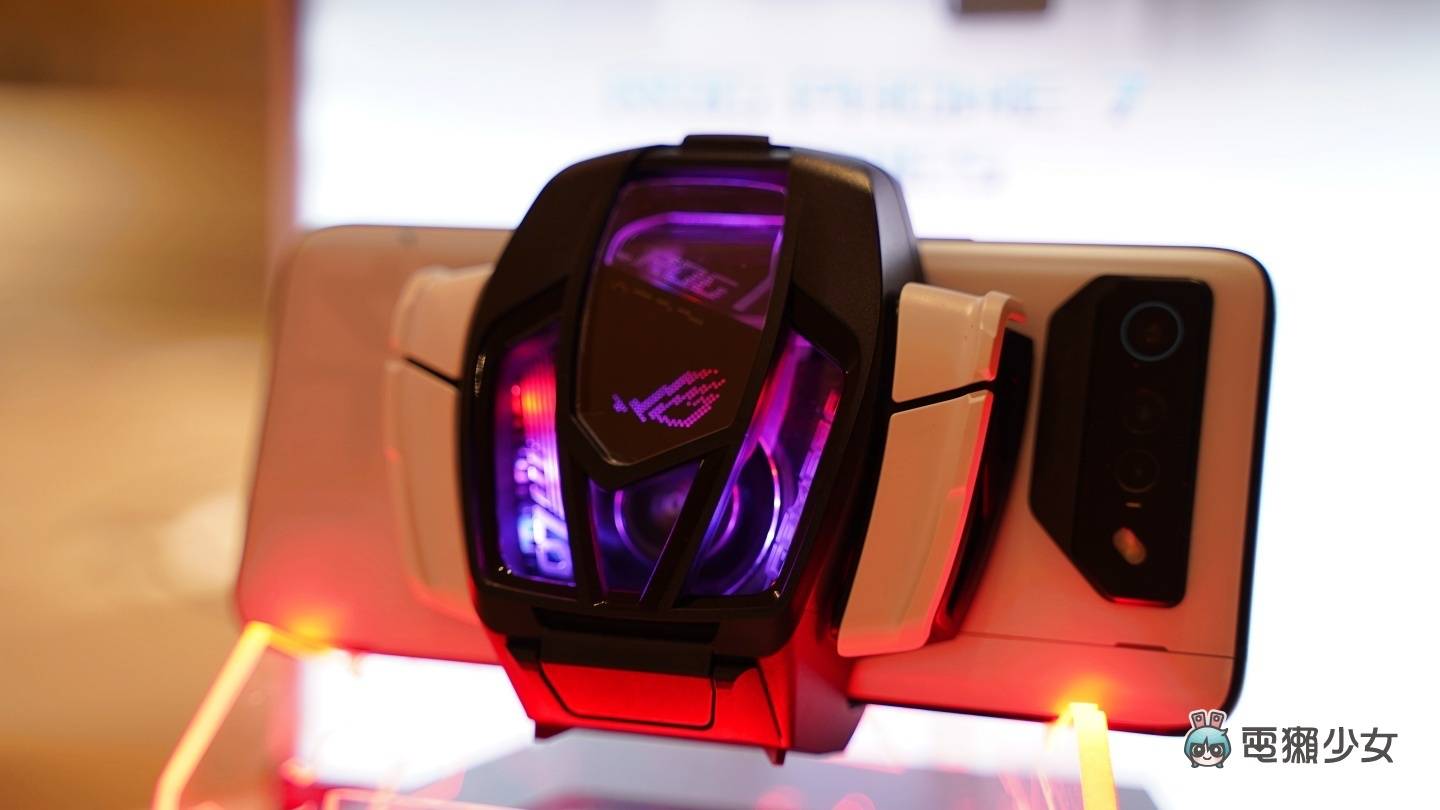 ROG Phone 7 来了!第七代空气动力风扇内建重低音喇叭,散热、效能、游戏体验全面升级 内容图3 潮品文-大潮社旗下实时最新热点娱乐时尚数码等新闻资讯网站! ROG Phone 7 来了!第七代空气动力风扇内建重低音喇叭,散热、效能、游戏体验全面升级