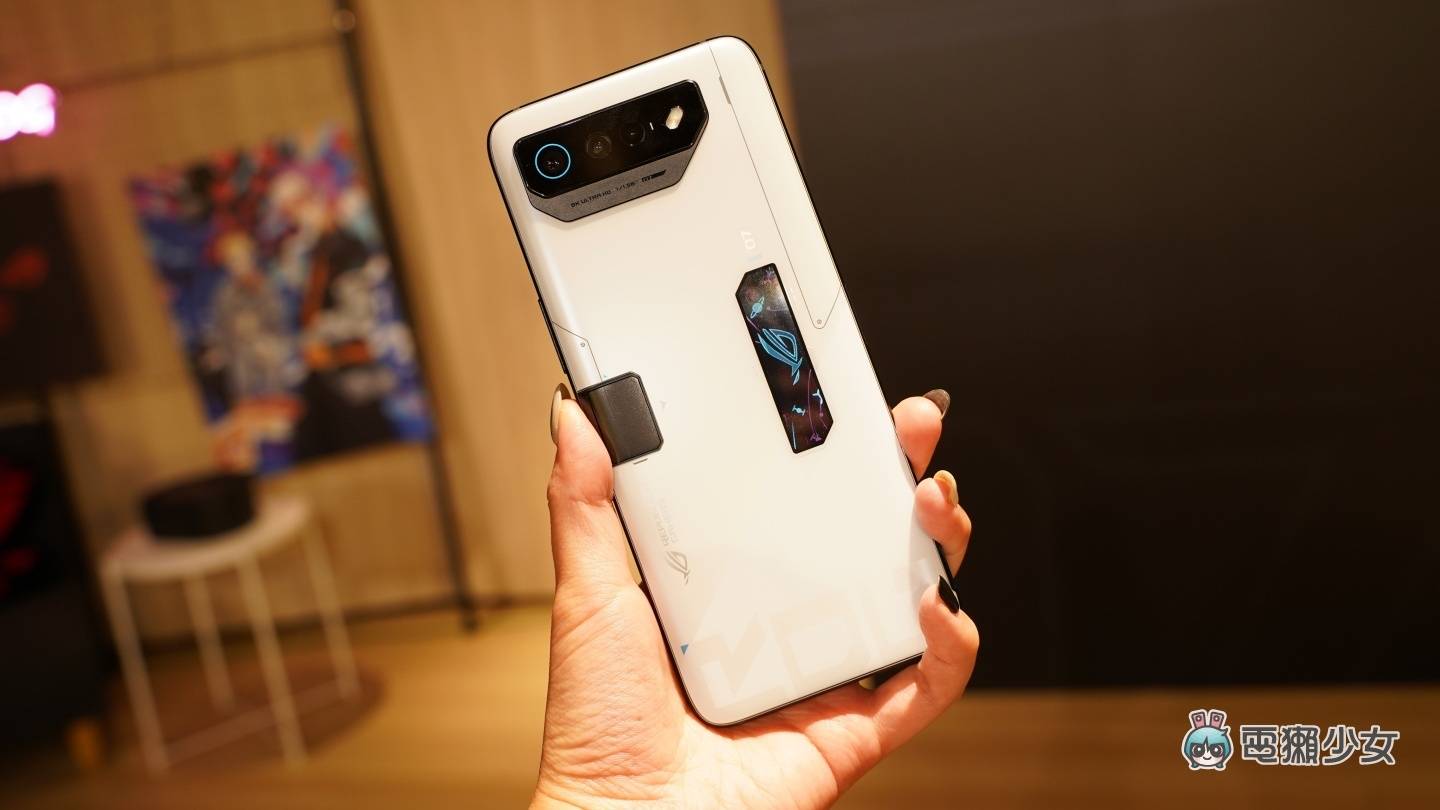 ROG Phone 7 来了!第七代空气动力风扇内建重低音喇叭,散热、效能、游戏体验全面升级 内容图2 潮品文-大潮社旗下实时最新热点娱乐时尚数码等新闻资讯网站! ROG Phone 7 来了!第七代空气动力风扇内建重低音喇叭,散热、效能、游戏体验全面升级