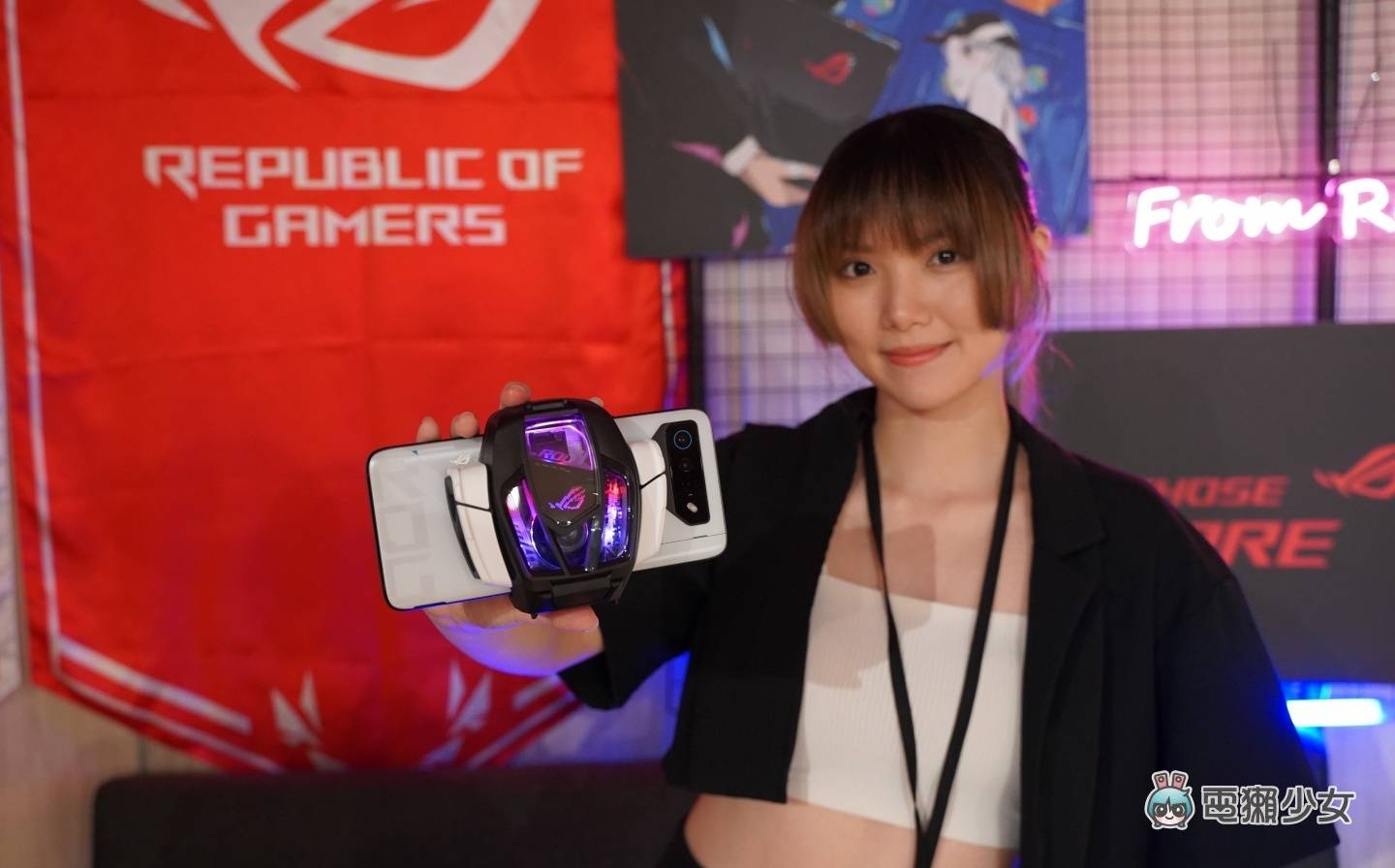 ROG Phone 7 来了!第七代空气动力风扇内建重低音喇叭,散热、效能、游戏体验全面升级 内容图1 潮品文-大潮社旗下实时最新热点娱乐时尚数码等新闻资讯网站! ROG Phone 7 来了!第七代空气动力风扇内建重低音喇叭,散热、效能、游戏体验全面升级