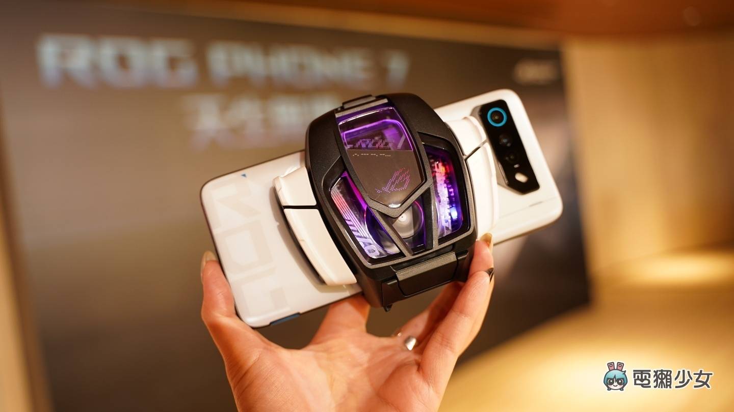 ROG Phone 7 来了!第七代空气动力风扇内建重低音喇叭,散热、效能、游戏体验全面升级 内容图5 潮品文-大潮社旗下实时最新热点娱乐时尚数码等新闻资讯网站! ROG Phone 7 来了!第七代空气动力风扇内建重低音喇叭,散热、效能、游戏体验全面升级