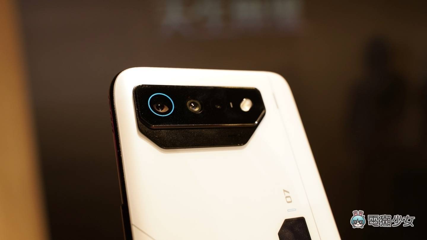 ROG Phone 7 来了!第七代空气动力风扇内建重低音喇叭,散热、效能、游戏体验全面升级 内容图6 潮品文-大潮社旗下实时最新热点娱乐时尚数码等新闻资讯网站! ROG Phone 7 来了!第七代空气动力风扇内建重低音喇叭,散热、效能、游戏体验全面升级