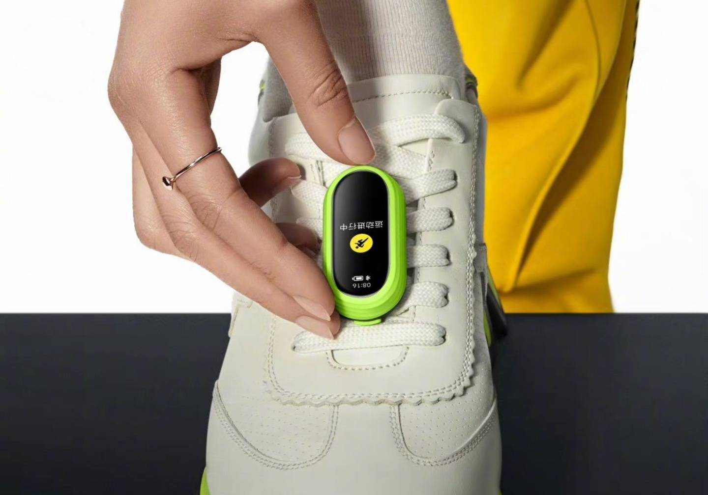 小米手环 8 登场!不只可以戴在手腕 还能挂在脖子或扣在鞋子上 内容图3 潮品文-大潮社旗下实时最新热点娱乐时尚数码等新闻资讯网站! 小米手环 8 登场!不只可以戴在手腕 还能挂在脖子或扣在鞋子上