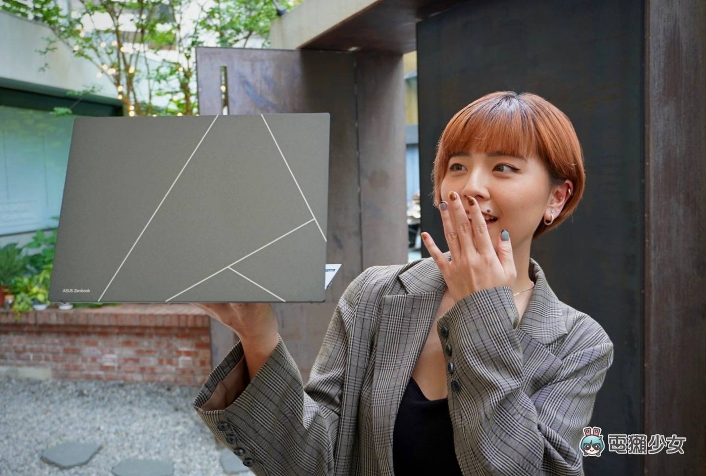 出门|又轻又好看!华硕 Zenbook S 13 OLED(UX5304)轻薄笔电亮相 内容图1 潮品文-大潮社旗下实时最新热点娱乐时尚数码等新闻资讯网站! 出门|又轻又好看!华硕 Zenbook S 13 OLED(UX5304)轻薄笔电亮相