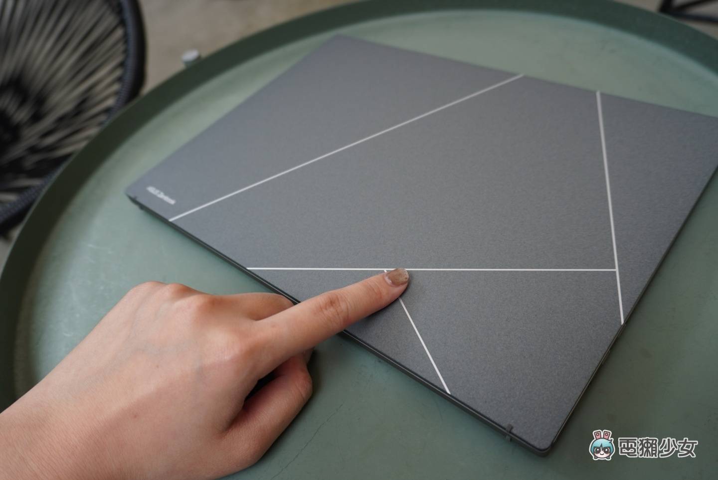 出门|又轻又好看!华硕 Zenbook S 13 OLED(UX5304)轻薄笔电亮相 内容图4 潮品文-大潮社旗下实时最新热点娱乐时尚数码等新闻资讯网站! 出门|又轻又好看!华硕 Zenbook S 13 OLED(UX5304)轻薄笔电亮相