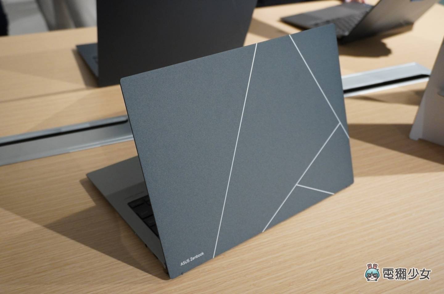 出门|又轻又好看!华硕 Zenbook S 13 OLED(UX5304)轻薄笔电亮相 内容图3 潮品文-大潮社旗下实时最新热点娱乐时尚数码等新闻资讯网站! 出门|又轻又好看!华硕 Zenbook S 13 OLED(UX5304)轻薄笔电亮相