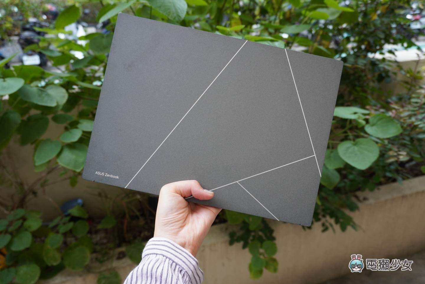 出门|又轻又好看!华硕 Zenbook S 13 OLED(UX5304)轻薄笔电亮相 内容图5 潮品文-大潮社旗下实时最新热点娱乐时尚数码等新闻资讯网站! 出门|又轻又好看!华硕 Zenbook S 13 OLED(UX5304)轻薄笔电亮相