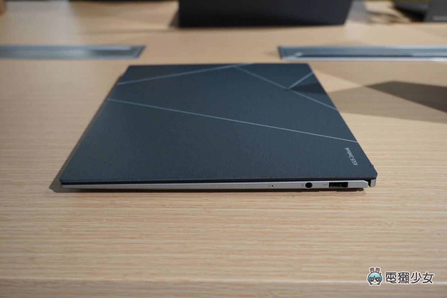 出门|又轻又好看!华硕 Zenbook S 13 OLED(UX5304)轻薄笔电亮相 内容图8 潮品文-大潮社旗下实时最新热点娱乐时尚数码等新闻资讯网站! 出门|又轻又好看!华硕 Zenbook S 13 OLED(UX5304)轻薄笔电亮相