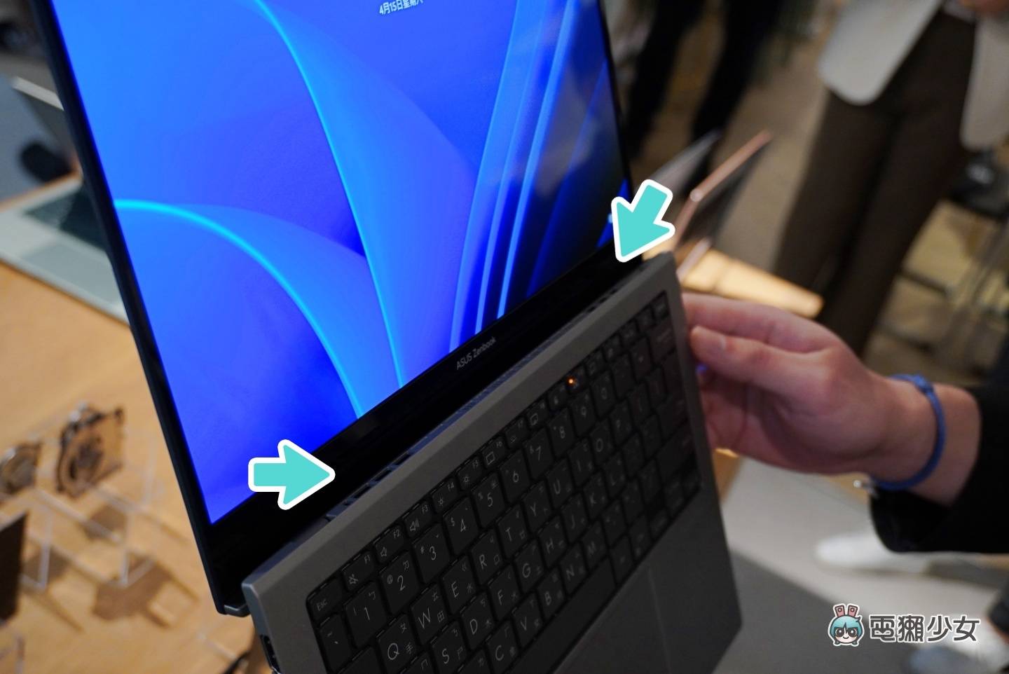 出门|又轻又好看!华硕 Zenbook S 13 OLED(UX5304)轻薄笔电亮相 内容图7 潮品文-大潮社旗下实时最新热点娱乐时尚数码等新闻资讯网站! 出门|又轻又好看!华硕 Zenbook S 13 OLED(UX5304)轻薄笔电亮相