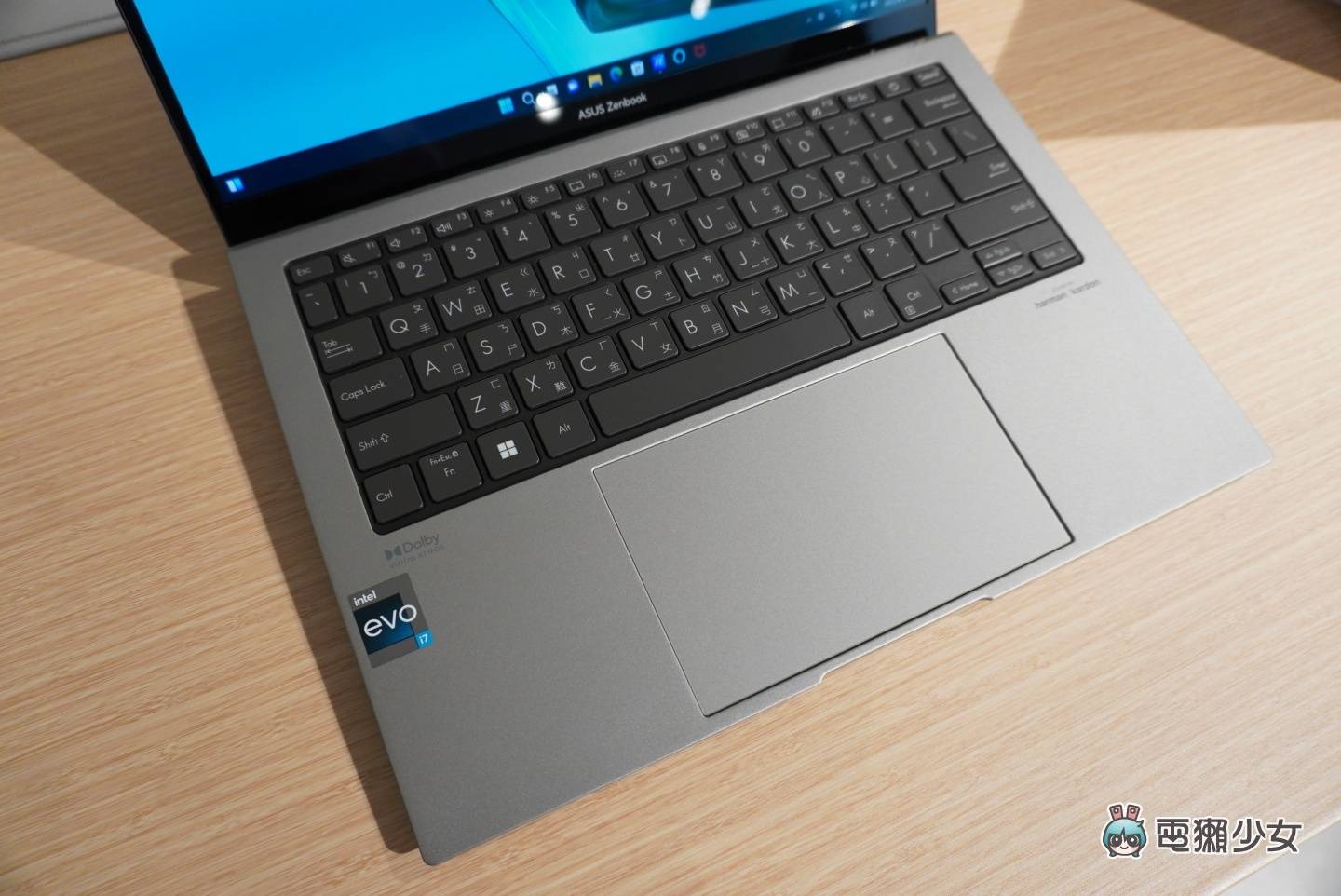 出门|又轻又好看!华硕 Zenbook S 13 OLED(UX5304)轻薄笔电亮相 内容图9 潮品文-大潮社旗下实时最新热点娱乐时尚数码等新闻资讯网站! 出门|又轻又好看!华硕 Zenbook S 13 OLED(UX5304)轻薄笔电亮相