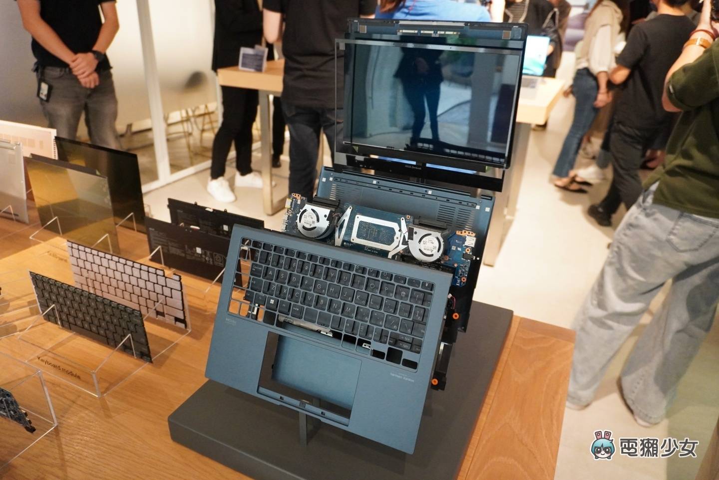 出门|又轻又好看!华硕 Zenbook S 13 OLED(UX5304)轻薄笔电亮相 内容图10 潮品文-大潮社旗下实时最新热点娱乐时尚数码等新闻资讯网站! 出门|又轻又好看!华硕 Zenbook S 13 OLED(UX5304)轻薄笔电亮相