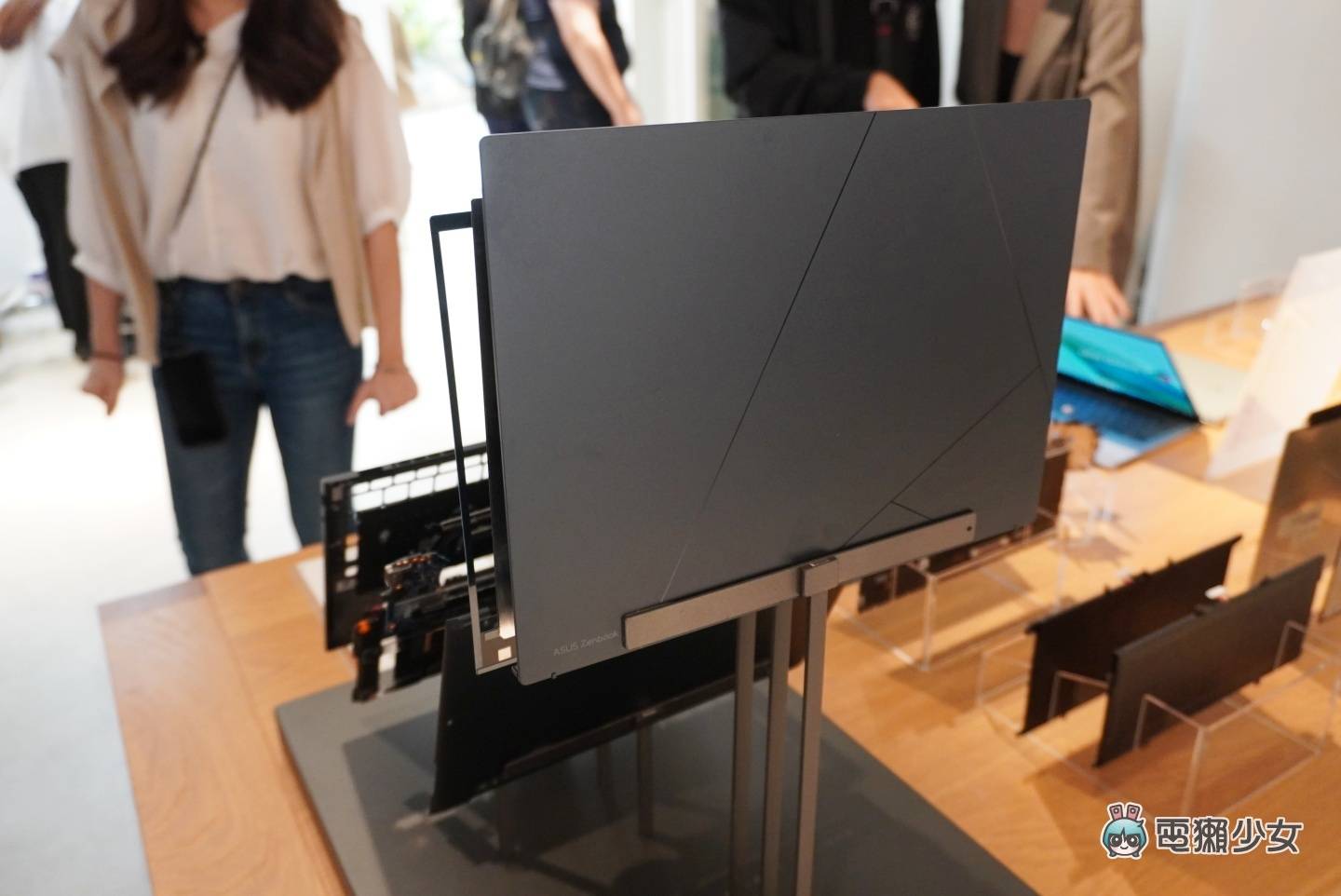 出门|又轻又好看!华硕 Zenbook S 13 OLED(UX5304)轻薄笔电亮相 内容图11 潮品文-大潮社旗下实时最新热点娱乐时尚数码等新闻资讯网站! 出门|又轻又好看!华硕 Zenbook S 13 OLED(UX5304)轻薄笔电亮相