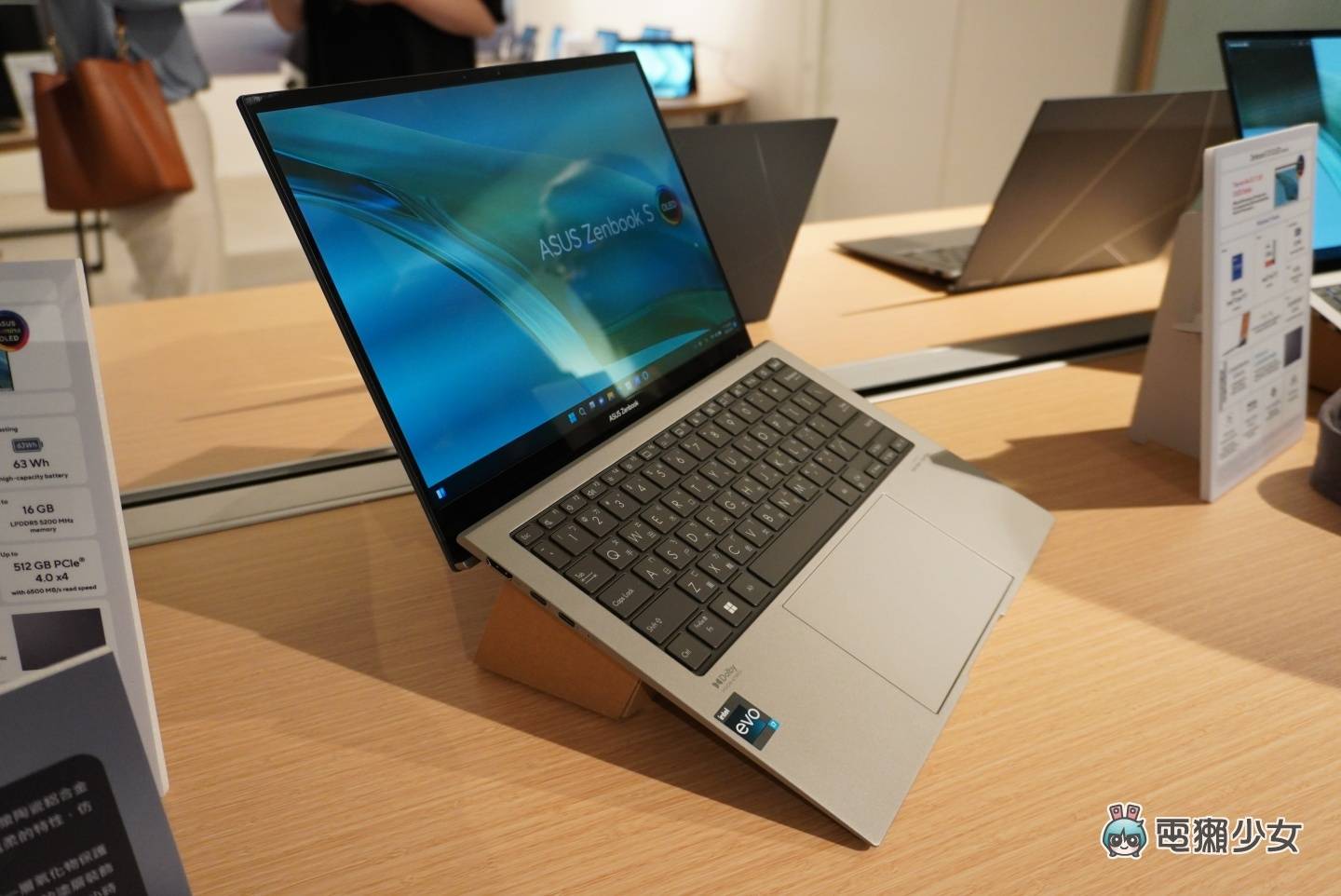 出门|又轻又好看!华硕 Zenbook S 13 OLED(UX5304)轻薄笔电亮相 内容图15 潮品文-大潮社旗下实时最新热点娱乐时尚数码等新闻资讯网站! 出门|又轻又好看!华硕 Zenbook S 13 OLED(UX5304)轻薄笔电亮相
