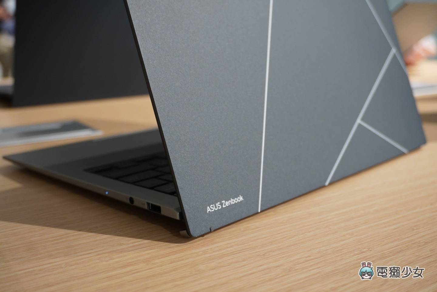 出门|又轻又好看!华硕 Zenbook S 13 OLED(UX5304)轻薄笔电亮相 内容图16 潮品文-大潮社旗下实时最新热点娱乐时尚数码等新闻资讯网站! 出门|又轻又好看!华硕 Zenbook S 13 OLED(UX5304)轻薄笔电亮相