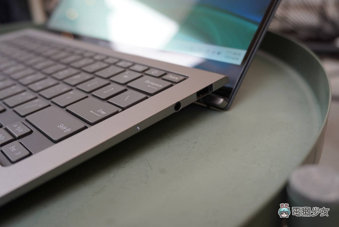 出门|又轻又好看!华硕 Zenbook S 13 OLED(UX5304)轻薄笔电亮相 内容图17 潮品文-大潮社旗下实时最新热点娱乐时尚数码等新闻资讯网站! 出门|又轻又好看!华硕 Zenbook S 13 OLED(UX5304)轻薄笔电亮相