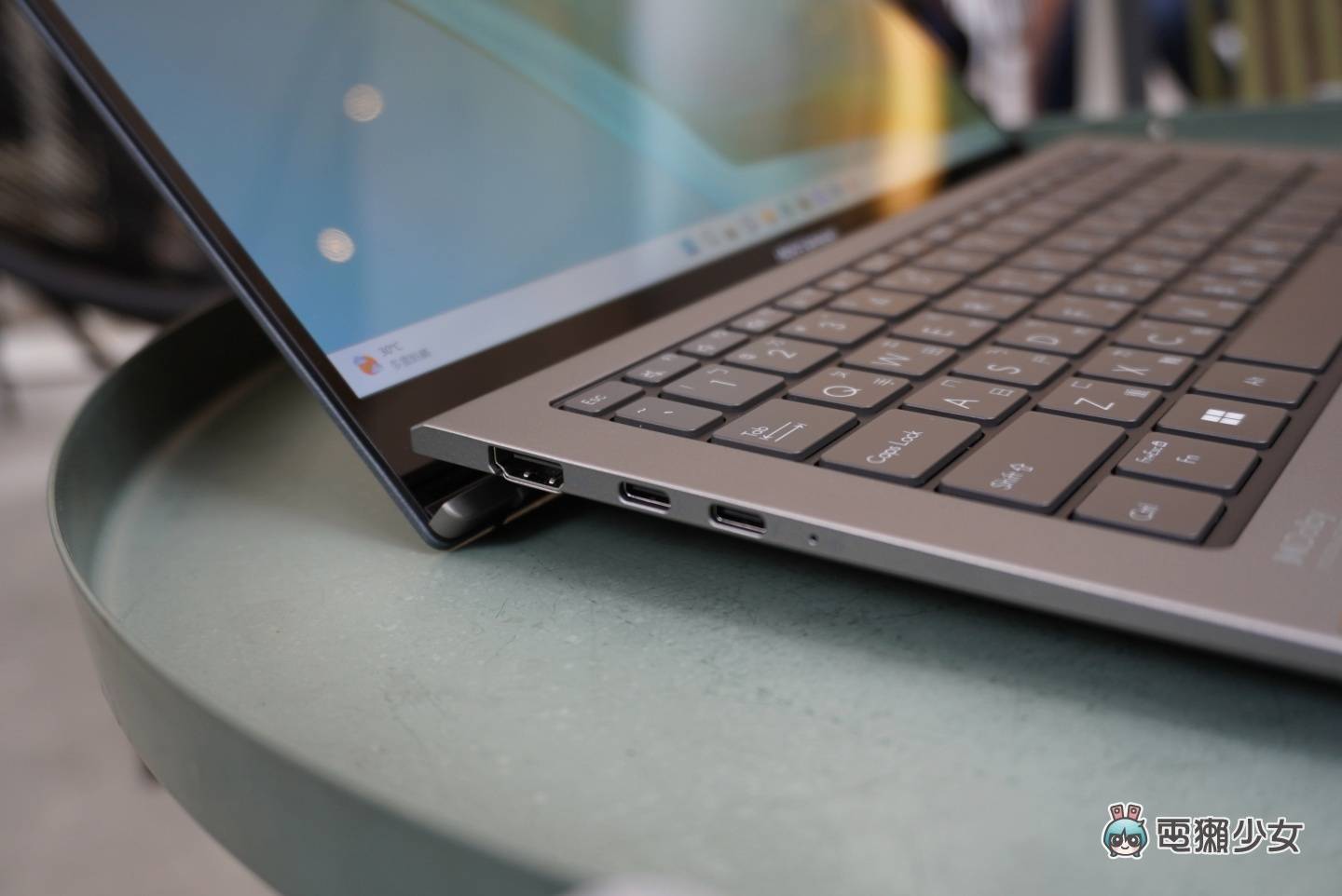 出门|又轻又好看!华硕 Zenbook S 13 OLED(UX5304)轻薄笔电亮相 内容图18 潮品文-大潮社旗下实时最新热点娱乐时尚数码等新闻资讯网站! 出门|又轻又好看!华硕 Zenbook S 13 OLED(UX5304)轻薄笔电亮相