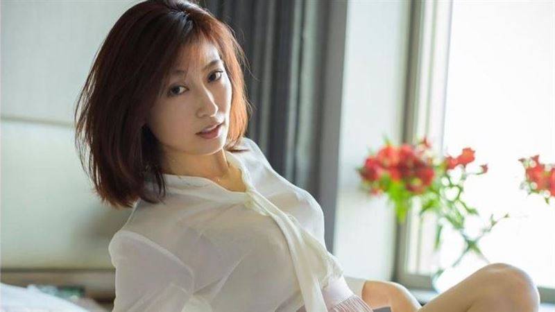 40岁辣妈女星不甩偷吃疑云！宣告“离婚成功”同1天竟推出新性感写真