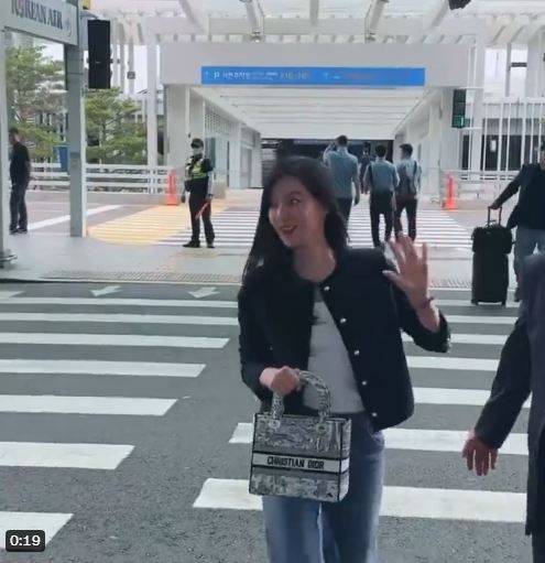 金智媛手上提着DIOR的经典包款。（图／翻摄自@tw_americanoX）