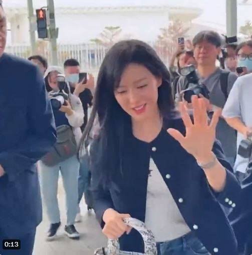 金智媛在机场现身不断鞠躬、比脸颊爱心、挥手与大家问好。（图／翻摄自@tw_americanoX）