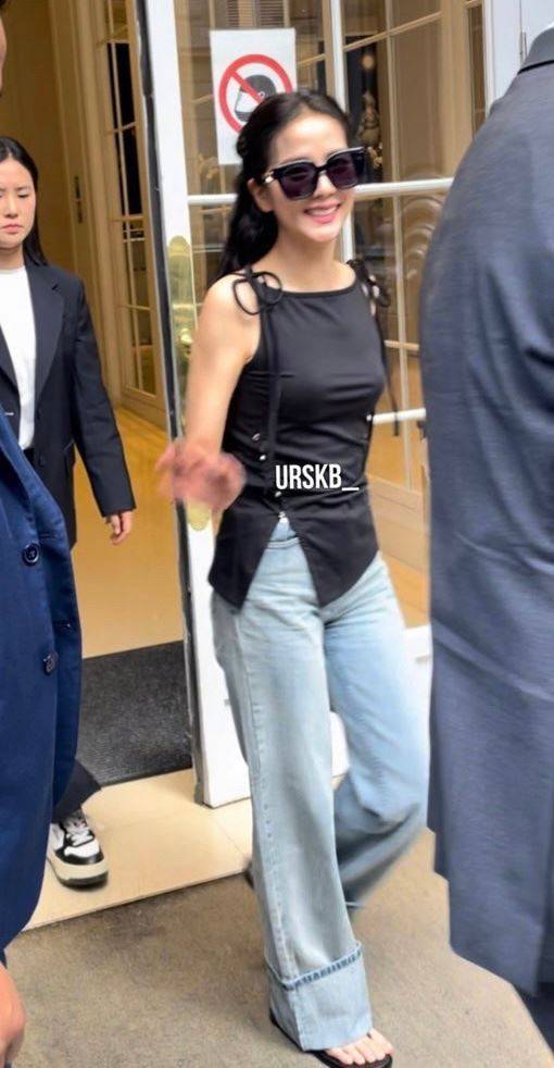Jisoo肿一圈？“时装周造型曝光” 绝美现况网晕船 时尚资讯 图2张