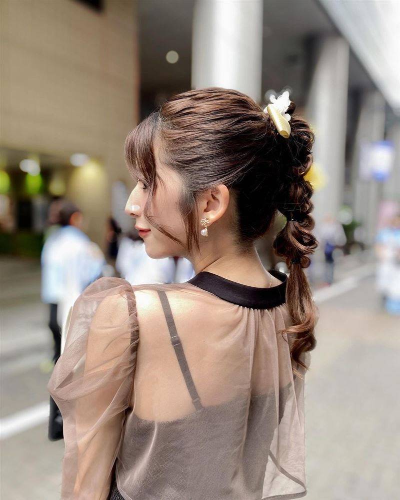 七森莉莉近日参加亲戚的结婚典礼，穿搭服装造型大获好评。（图／翻摄自riri_nanatsumori&nbsp; IG）
