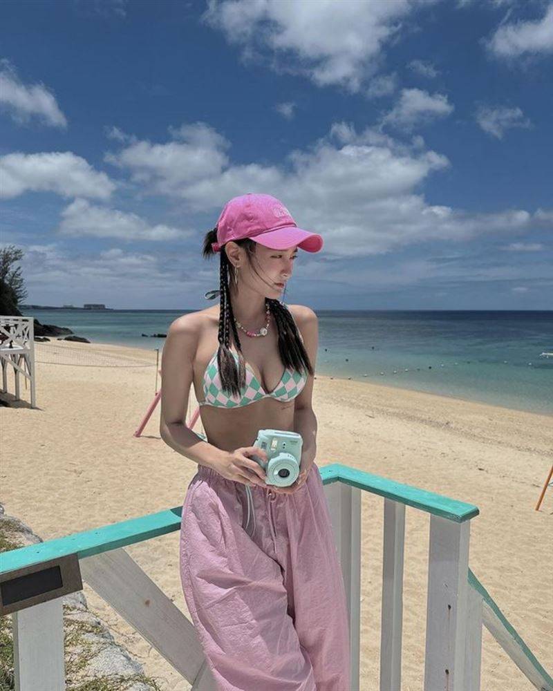 王净难得激辣比基尼大解放。（图／翻摄自_ginglebellaaa IG）
