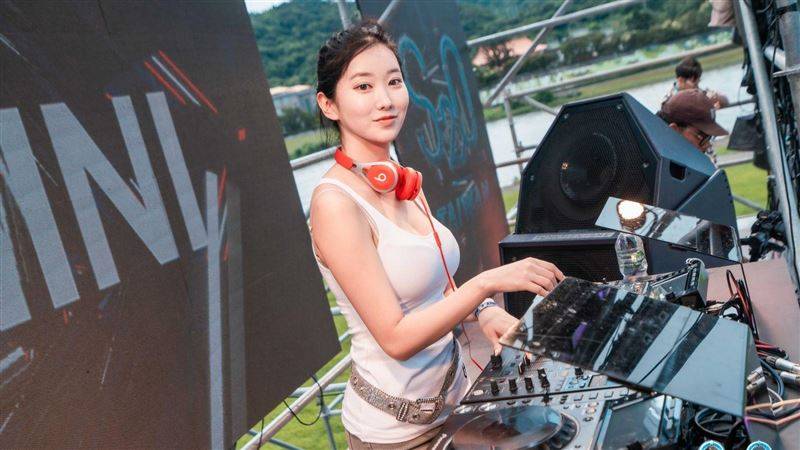 S2O登场嗨翻！韩电音和尚 《保庇》万人湿身拜佛！中文告白：我爱中国台湾