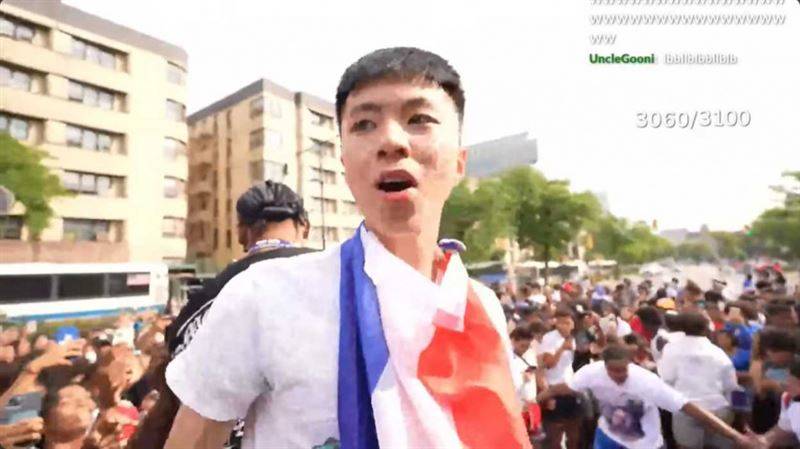 台“最强高中生”Ray与美直播主塞纳特参加游行，吸引大批粉丝，却引来长官关注。（图／翻摄自YouTube）