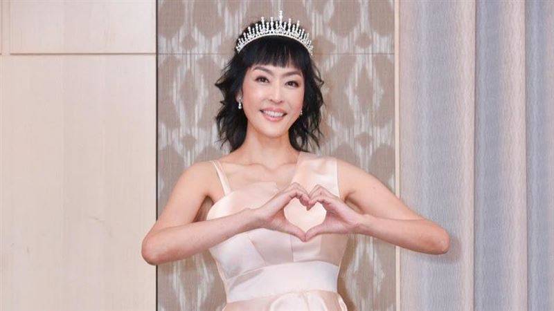 唐玲爱犬患“脱毛症” 哽咽喊话“它丑我也爱它”