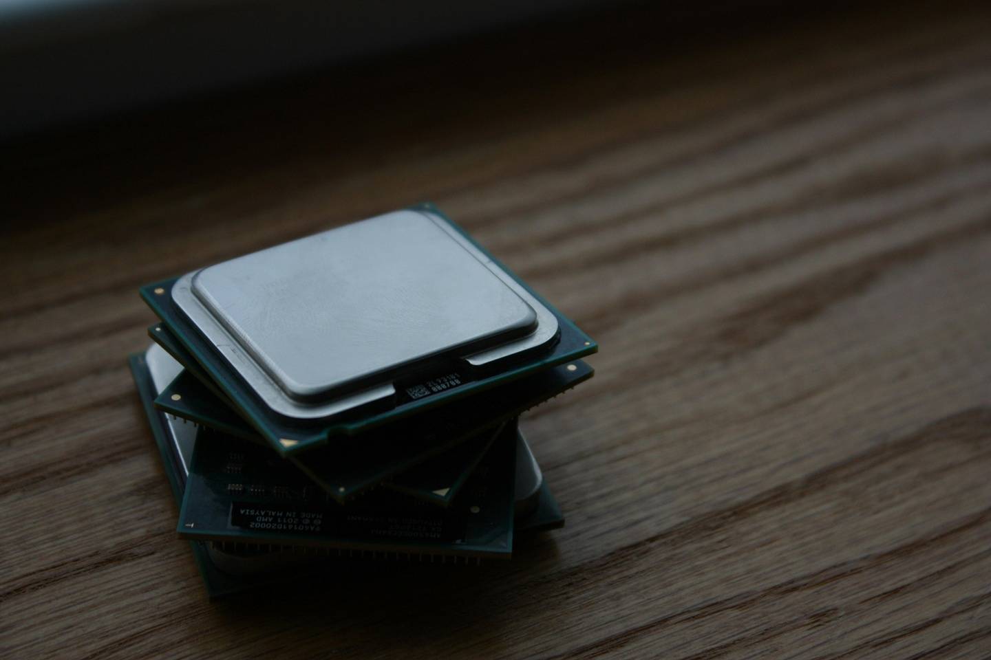 TOPS 是什么？AI 算力效能新指标，买 AI PC 只需要看它吗